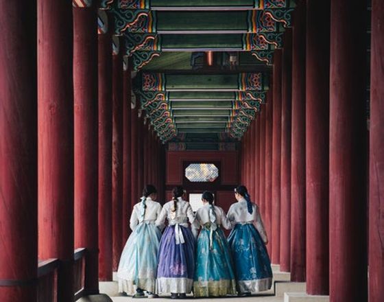Women in hanbok at Gyeongbokgung Palace